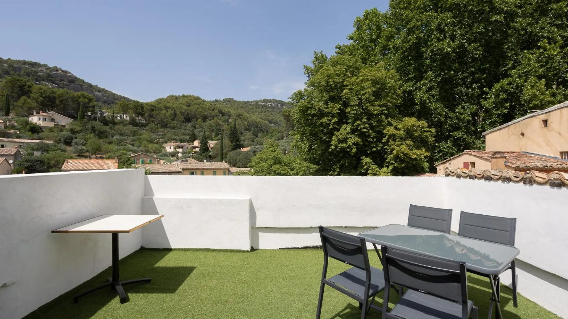 Le Chateau Olive Et Raisin Fontaine-de-Vaucluse France